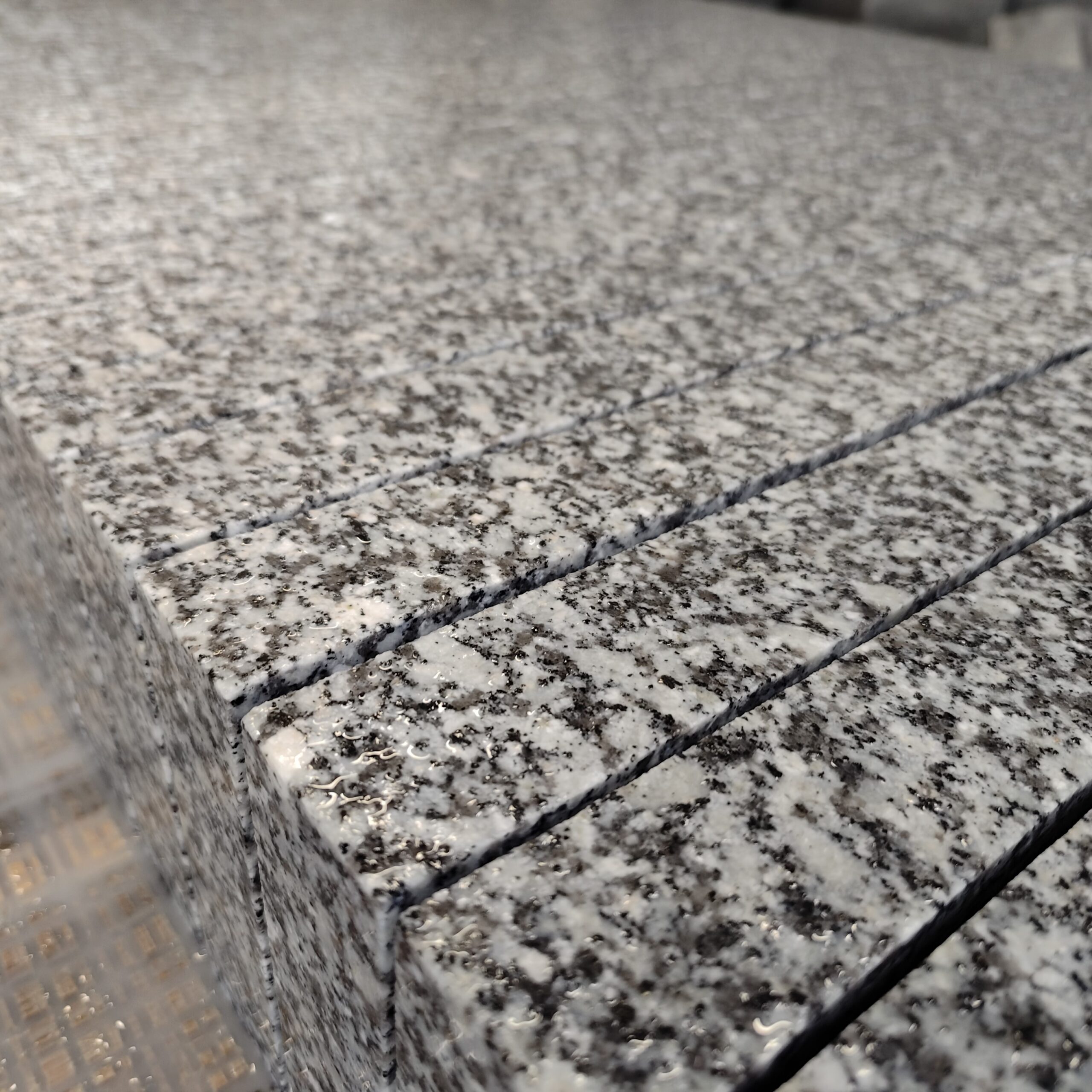 Krawężnik granitowy cięty - Polski kamień