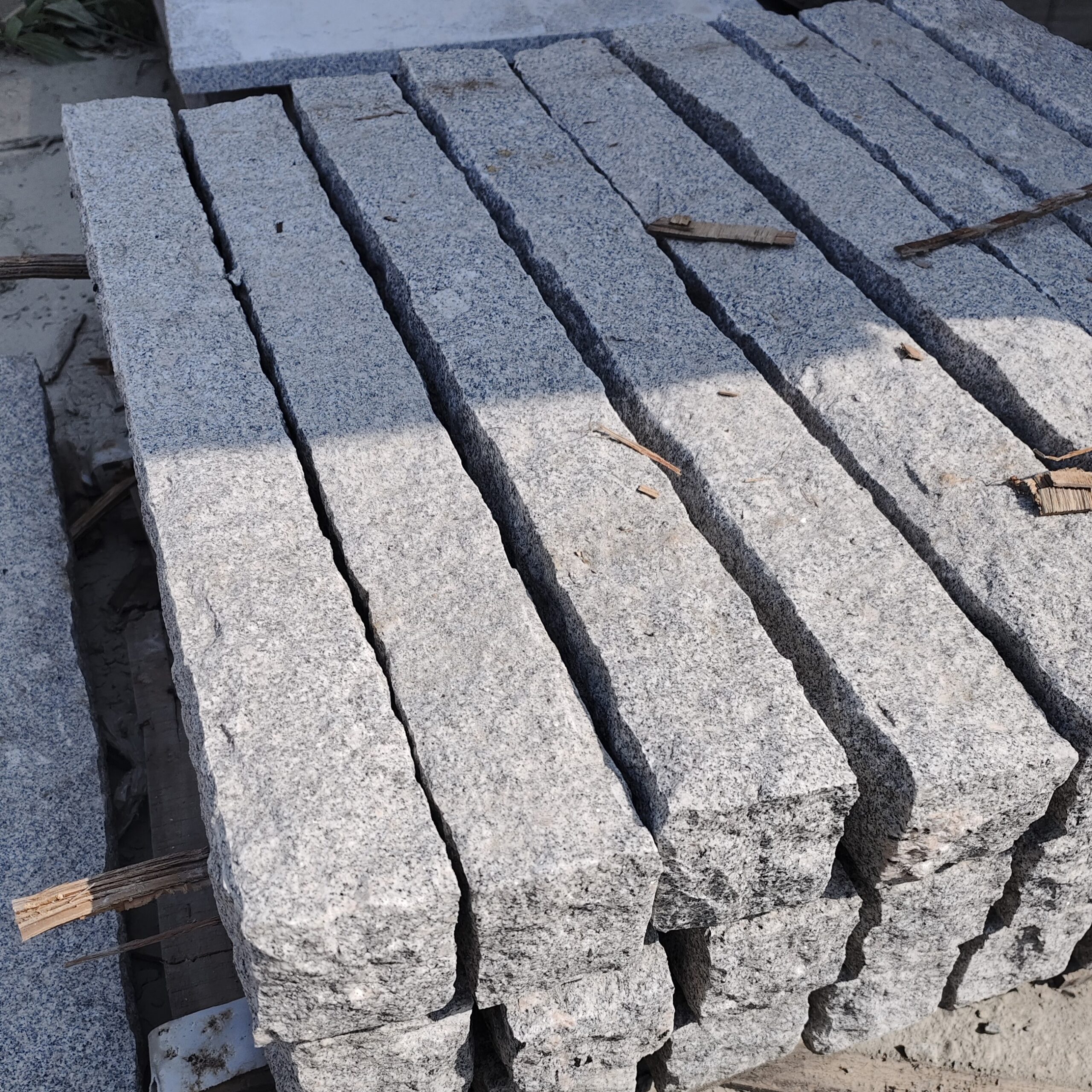 słupy granitowe łupane