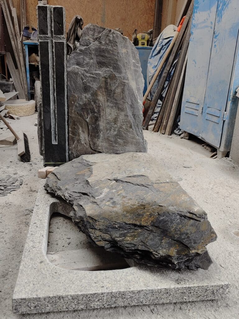 Nagrobek skałkowy urnowy grobowiec