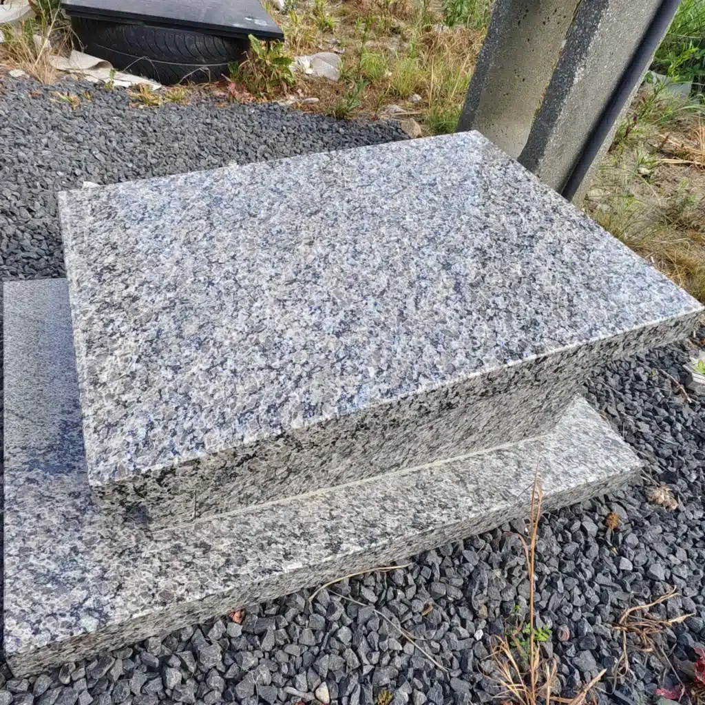 Brazylijski nagrobek urnowy / dziecięcy