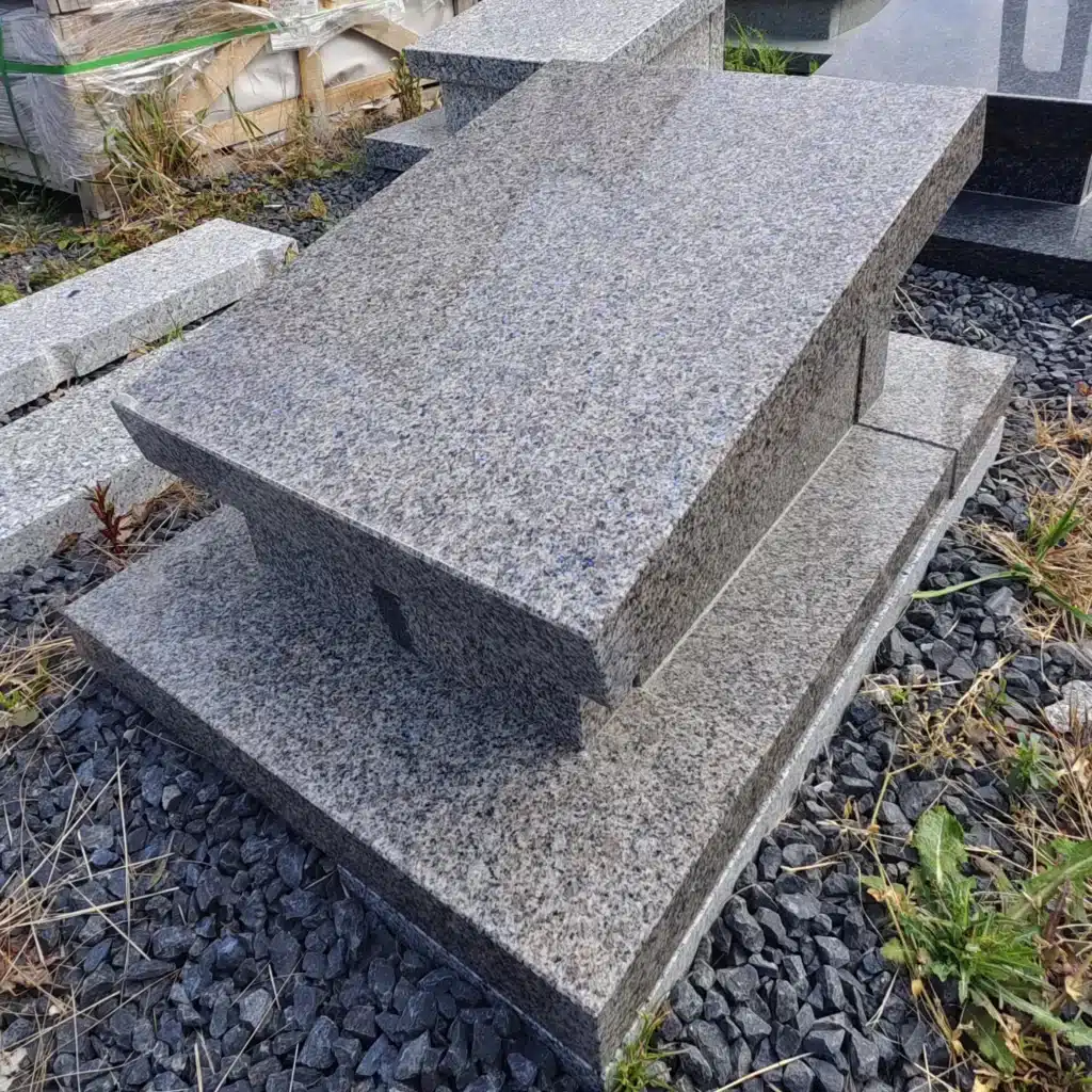 Nagrobek Urnowy skośny sarkofag Kulla