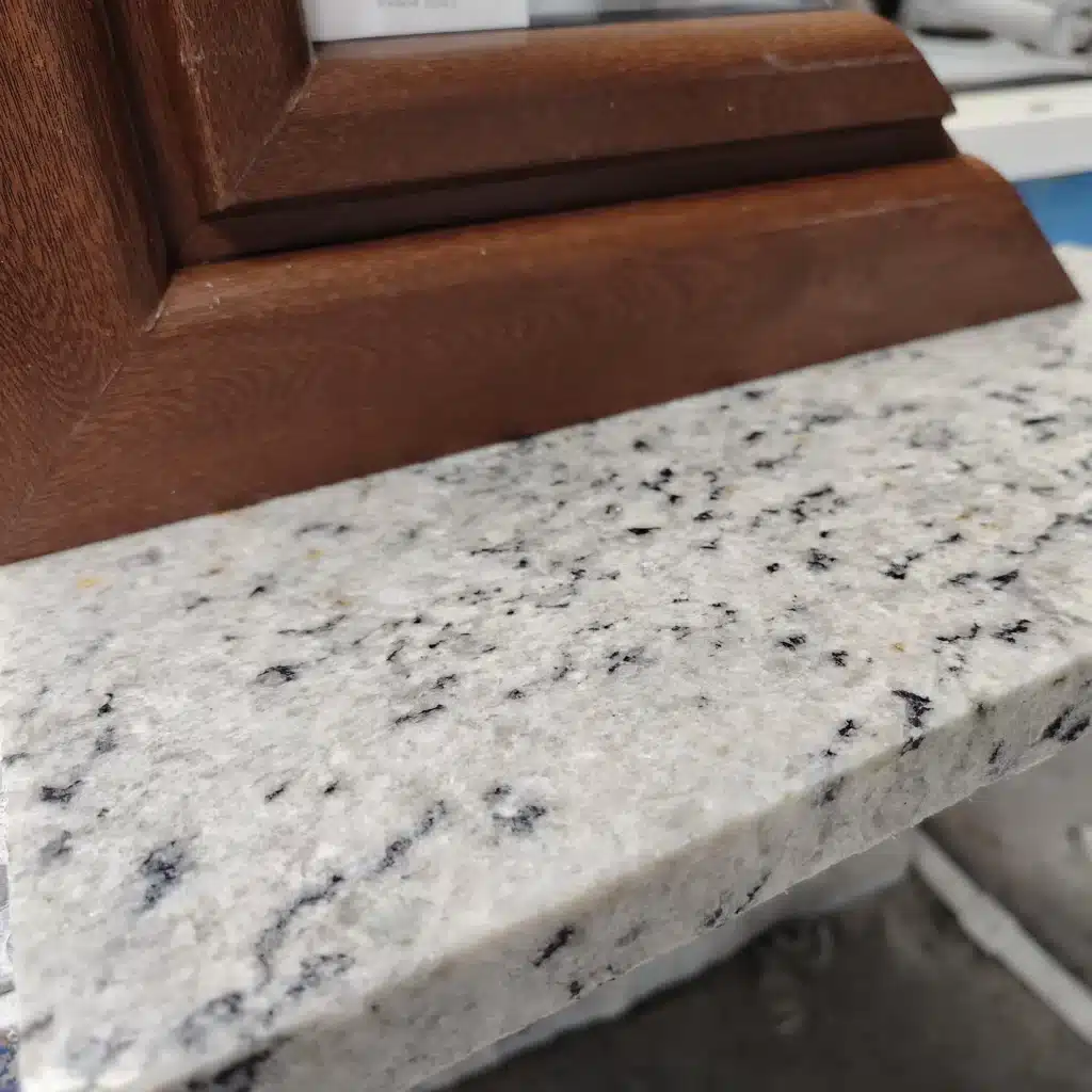 Colonial White biały parapet granitowy zewnętrzny oraz wewnętrzny